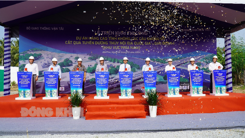 Triển khai thi công Dự án Nâng cao tĩnh không các cầu đường bộ cắt qua tuyến đường thủy nội địa quốc gia - giai đoạn 1 Thứ trưởng Bộ Giao thông vận tải Nguyễn Xuân Sang đã phát lệnh triển khai thi công dự án.