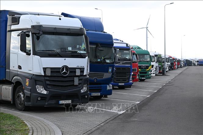 Nông dân Ba Lan dừng phong tỏa biên giới với Ukraine Xe tải xếp hàng tại cửa khẩu Korczowa ở biên giới Ba Lan - Ukraine, ngày 29-12-2023. Ảnh: PAP/TTXVN