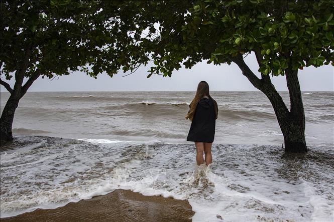 Sóng lớn do ảnh hưởng của bão Jasper tại bang Queensland, Australia hồi tháng 12-2023. Ảnh: AFP/TTXVN
