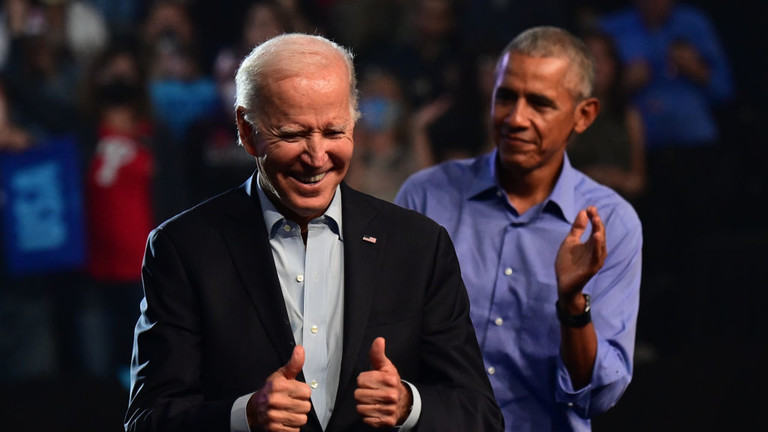 Ông Obama cảnh báo Tổng thống Biden về chiến dịch tái tranh cử ở Mỹ Tổng thống Mỹ Joe Biden và cựu Tổng thống Obama ở Philadelphia, Pennsylvania, ngày 5-11-2022. Ảnh: RT