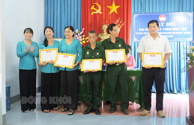 Chủ tịch Ủy ban MTTQ Việt Nam xã An Định Lê Thị Hà trao giấy biểu dương cho các cá nhân có nhiều đóng góp cho công tác Mặt trận.