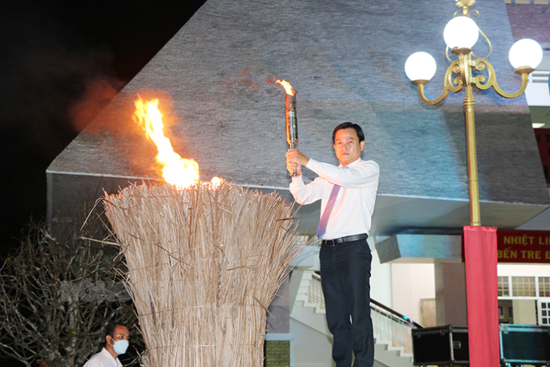 Mỏ Cày Nam tổ chức nhiều hoạt động kỷ niệm 64 năm Ngày Bến Tre Đồng khởi Thắp ngọn đuốc truyền thống là nghi thức quan trọng trong lễ kỷ niệm Ngày Bến Tre Đồng khởi 17-1-1960 tại huyện Mỏ Cày Nam. Ảnh: T. Thảo