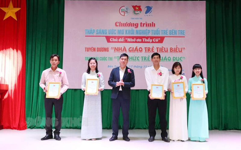 Anh Hà Hoàng Hiếu trao giải khuyến khích cuộc thi Tri thức trẻ vì sự nghiệp giáo dục tỉnh Bến Tre năm 2023. Ảnh: CTV
