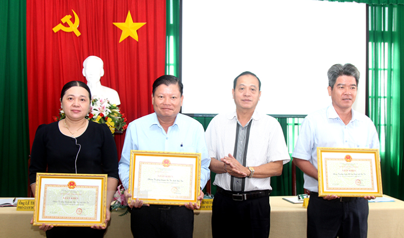 Giám đốc Sở Tư pháp Võ Minh Thưởng trao giấy khen cho các tập thể có thành tích xuất sắc.