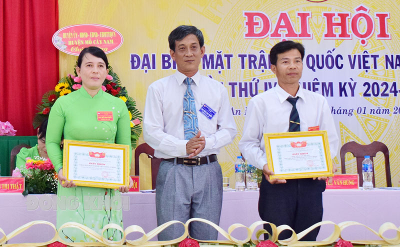 Chủ tịch Ủy ban MTTQ Việt Nam huyện Mỏ Cày Nam Châu Văn Bảy trao giấy khen cho 2 tập thể, cá nhân.