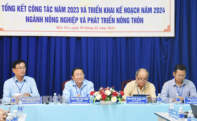 Chủ trì hội nghị.