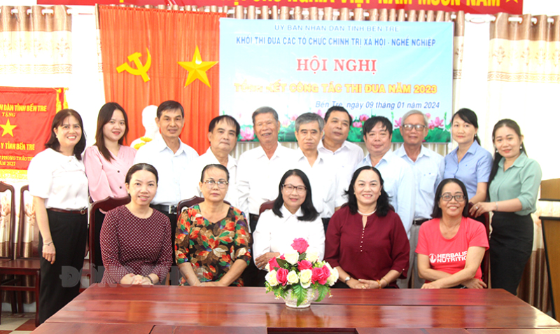 Đại biểu Khối thi đua các tổ chức chính trị xã hội - nghề nghiệp chụp ảnh lưu niệm.