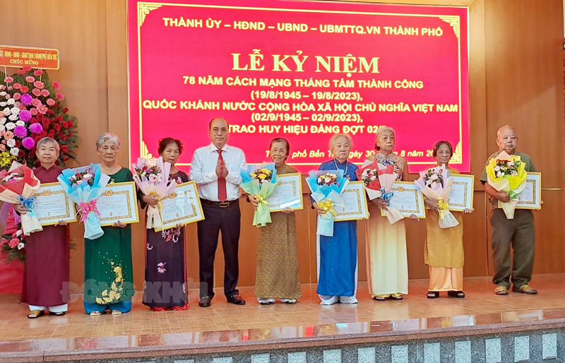 Bí thư Thành ủy TP. Bến Tre Nguyễn Văn Tuấn trao Huy hiệu Đảng đợt 2-9 cho các đảng viên.