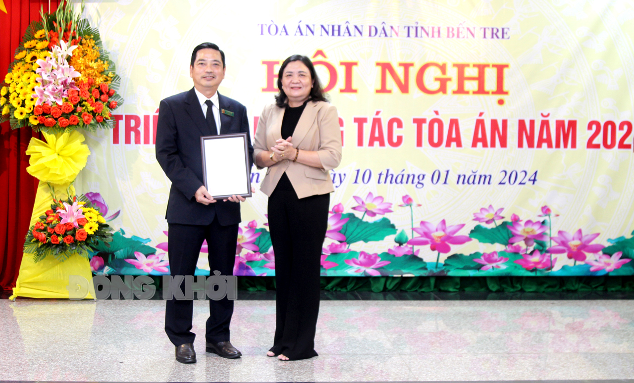 Quyền Bí thư Tỉnh ủy - Chủ tịch HĐND tỉnh Hồ Thị Hoàng Yến trao Kỷ niệm chương “Vì sự nghiệp Nội chính Đảng” cho Chánh án TAND tỉnh Bùi Quang Sơn.