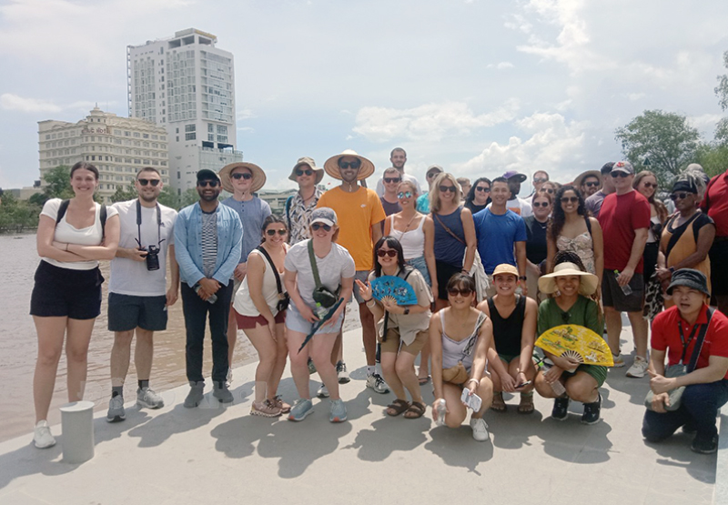 Du khách quốc tế tham quan TP. Bến Tre. Ảnh: CTV