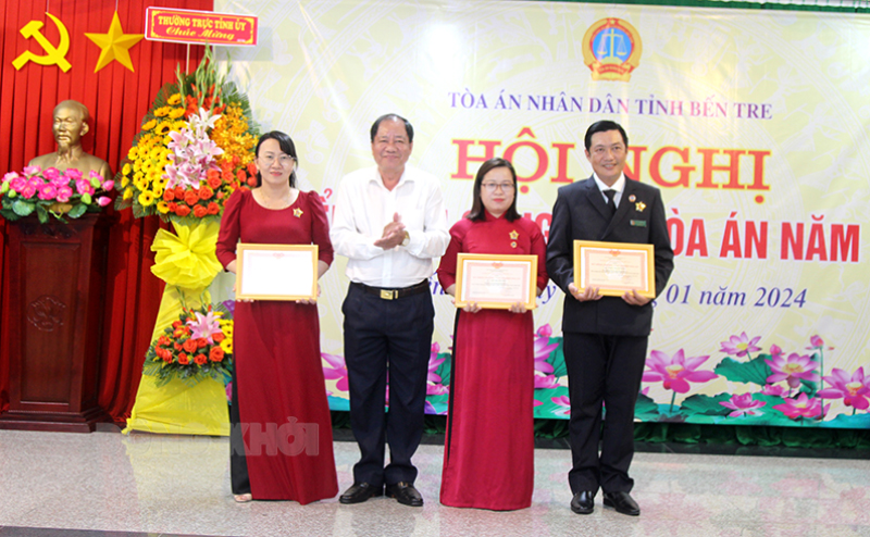 Trưởng ban Nội chính Tỉnh ủy Lê Thanh Vân trao kỷ niệm chương "Vì sự nghiệp Tòa án" cho các cá nhân.