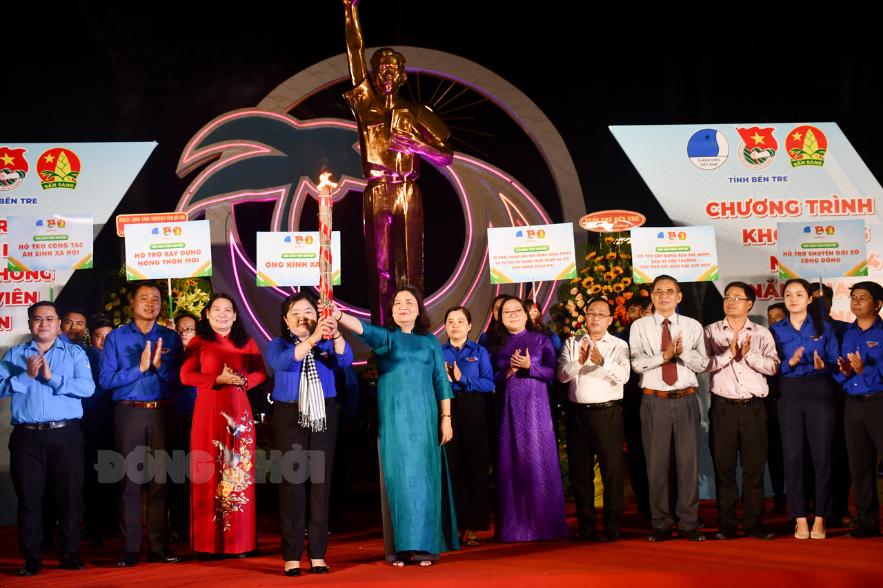 Quyền Bí thư Tỉnh ủy - Chủ tịch HĐND tỉnh Hồ Thị Hoàng Yến cùng các đại biểu thực hiện nghi thức khởi động năm mới 2024.