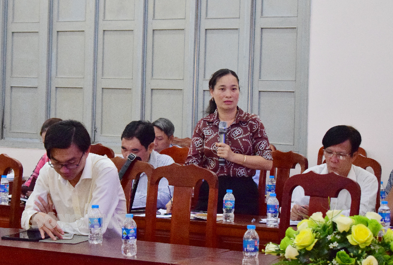 Đại biểu xã An Phước báo cáo tiến độ xây dựng xã nông thôn mới nâng cao tại địa phương.