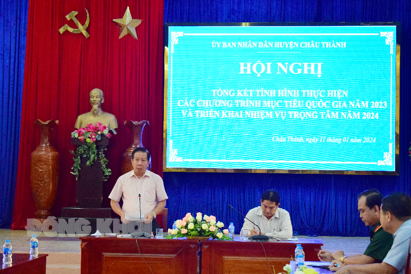 Chủ tịch UBND huyện Phạm Văn Sang phát biểu chỉ đạo tại hội nghị.