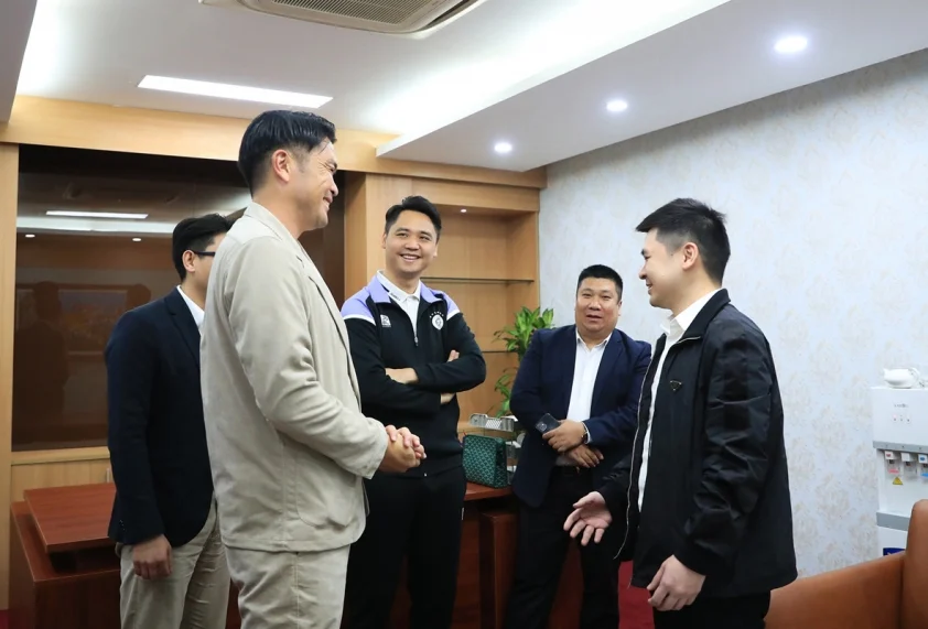 Hà Nội FC công bố HLV mới người Nhật Bản Ông Daiki Iwamasa gặp gỡ lãnh đạo đội bóng (Ảnh: CLB)