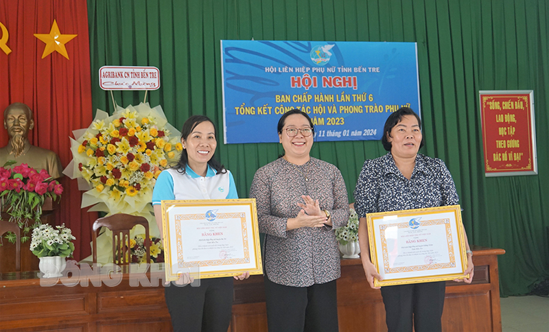 Hội Liên hiệp Phụ nữ các cấp với nhiều hoạt động nổi bật trong năm 2023 Chủ tịch Ủy ban MTTQ Việt Nam tỉnh Nguyễn Thị Hồng Nhung trao bằng khen Trung ương Hội cho đại diện các tập thể.