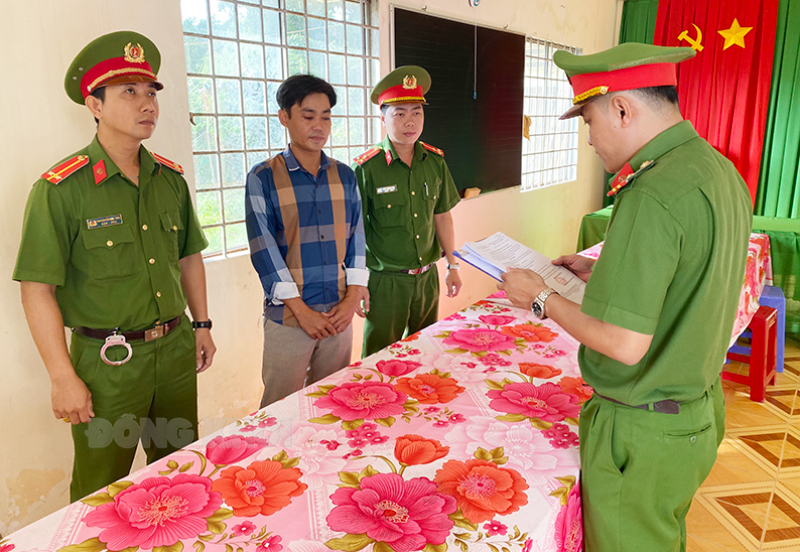 Cơ quan Cảnh sát điều tra Công an huyện Bình Đại thi hành lệnh bắt bị can để tạm giam đối với Phạm Văn Tuấn An.