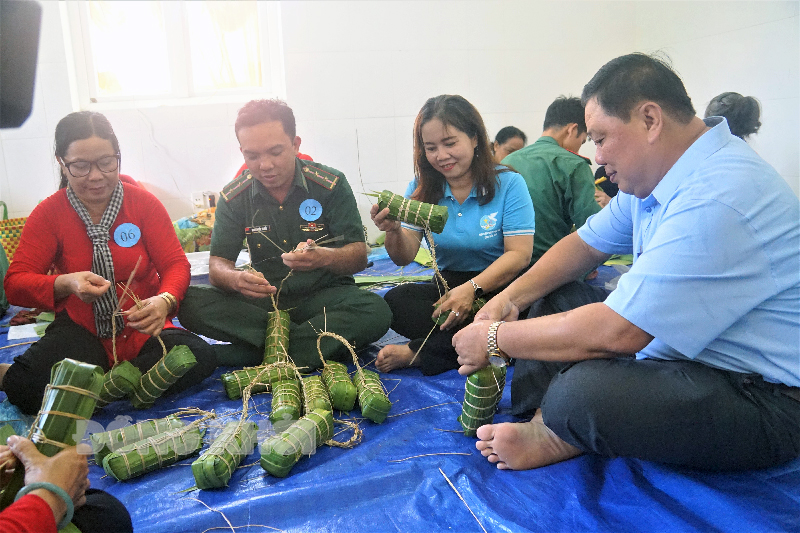 Cán bộ, hội viên phụ nữ và các chiến sĩ Bộ đội Biên phòng tham gia hội thi gói bánh tét, làm mứt ngày tết.