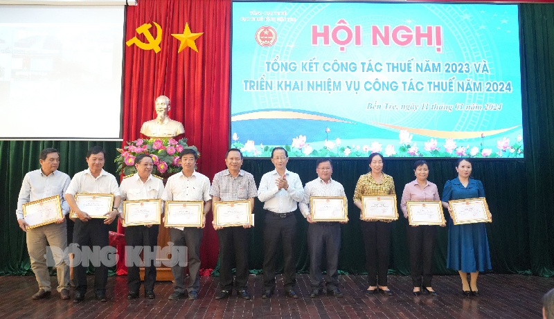 Phó chủ tịch Thường trực UBND tỉnh Nguyễn Trúc Sơn trao bằng khen của UBND tỉnh cho các tập thể đạt thành tích thi đua hoàn thành xuất sắc nhiệm vụ thu ngân sách nhà nước năm 2023.