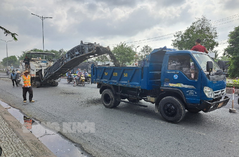 Sửa chữa, dặm vá đường Võ Nguyên Giáp đảm bảo an toàn giao thông những ngày Tết.