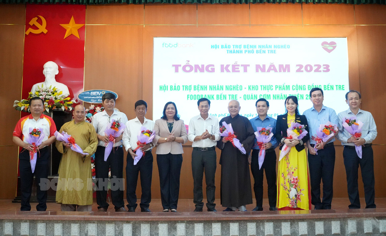 Hội Bảo trợ bệnh nhân nghèo TP. Bến Tre tổng kết năm 2023 Quyền Bí thư Tỉnh ủy - Chủ tịch HĐND tỉnh Hồ Thị Hoàng Yến trao hoa cho các tổ chức, cá nhân ủng hộ kinh phí cho các hoạt động của Hội Bảo trợ bệnh nhân nghèo TP. Bến Tre.