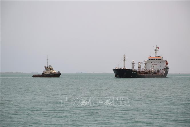 Tàu thuyền di chuyển tại cảng Saleef, ngoài khơi tỉnh Hodeida (Yemen), phía Tây Biển Đỏ. AFP/TTXVN