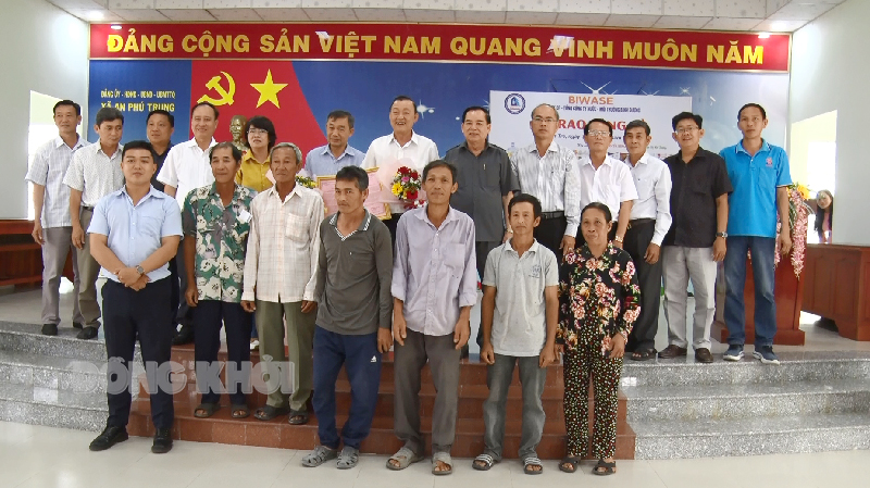 Chủ tịch UBND tỉnh Trần Ngọc Tam dự chương trình trao tặng bò giống cho hộ nghèo ở Ba Tri Chủ tịch UBND tỉnh Trần Ngọc Tam cùng đơn vị tài trợ, chính quyền địa phương và các gia đình chụp ảnh lưu niệm tại chương trình.