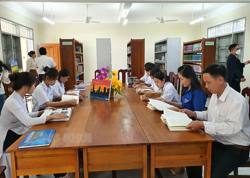 Chương trình “Góp tri thức, dệt mùa Xuân” lần thứ IV năm 2024 Câu lạc bộ Trí thức trẻ tỉnh Bến Tre và các đơn vị hỗ trợ củng cố thư viện Trường THPT Võ Văn Kiệt, huyện Chợ Lách.