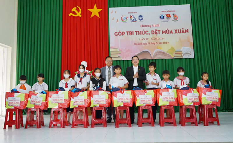 Chương trình “Góp tri thức, dệt mùa Xuân” lần thứ IV năm 2024 Đại biểu tặng quà Tết cho các em học sinh trong chương trình Góp tri thức, dệt mùa Xuân lần IV năm 2024.