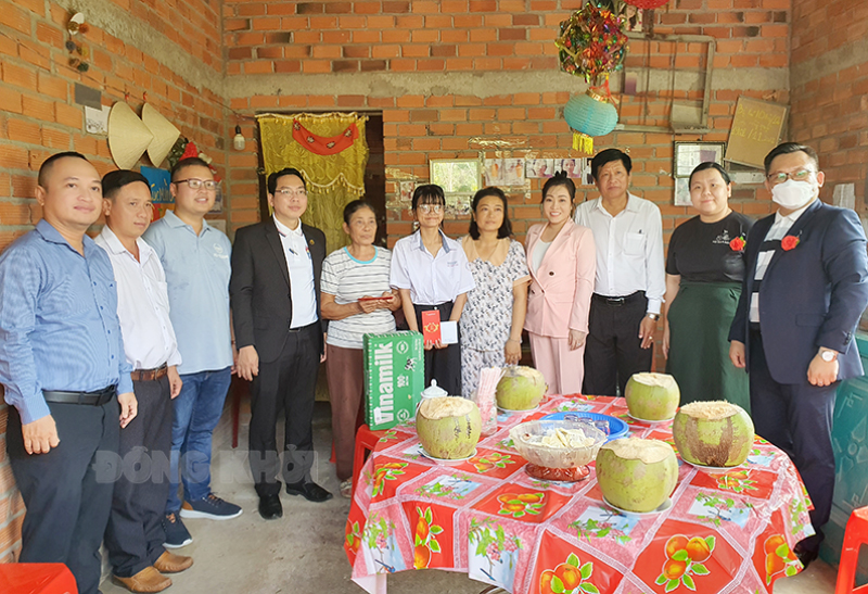 Chương trình “Góp tri thức, dệt mùa Xuân” lần thứ IV năm 2024 Đại biểu đến thăm, tặng quà cho gia đình học sinh Ngô Thị Cẩm Quệ, Trường THPT Võ Văn Kiệt, huyện Chợ Lách.