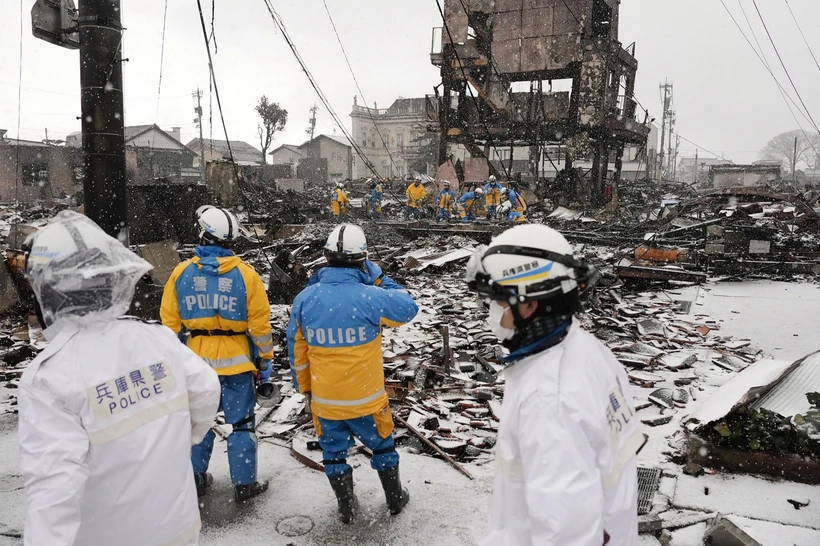 Lực lượng cứu hộ tìm kiếm người mất tích sau động đất tại tỉnh Ishikawa, miền Trung Nhật Bản ngày 7-1-2024. (Ảnh: Kyodo/TTXVN)