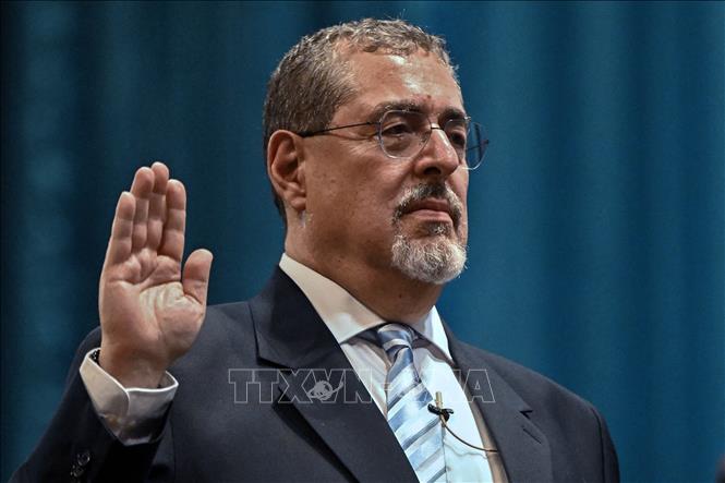 Tân Tổng thống Guatemala Bernardo Arevalo tuyên thệ nhậm chức tại Guatemala City, ngày 15-1-2024. Ảnh: AFP/TTXVN