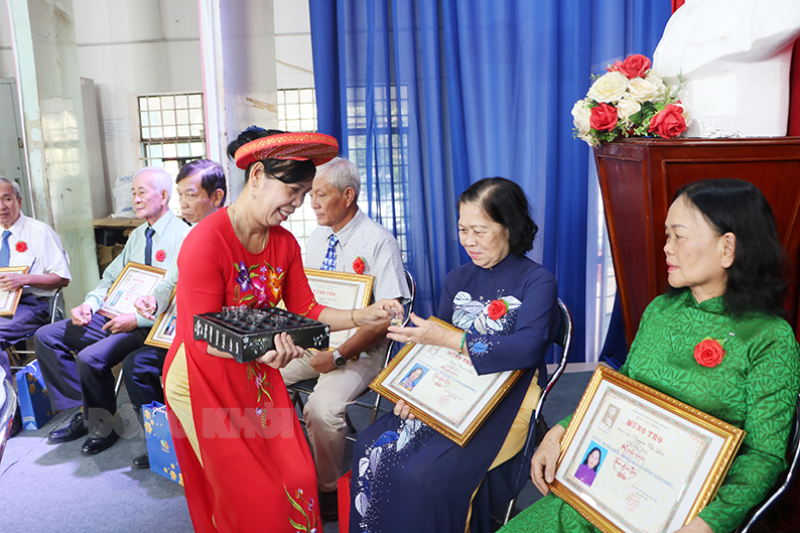 Nét đẹp văn hóa chúc thọ ngày xuân Người cao tuổi phấn khởi đón rượu chúc thọ.
