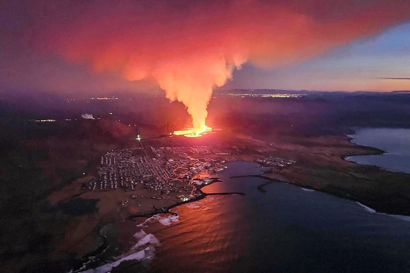 Tro bụi và dung nham phun trào từ miệng núi lửa ở Grindavik, Iceland, ngày 14-1-2024. (Ảnh: AFP/TTXVN)