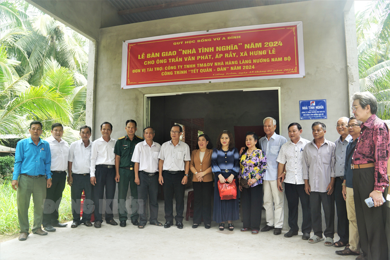 Lãnh đạo huyện và nhà tài trợ tổ chức trao nhà tình nghĩa cho gia đình chính sách khó khăn về nhà ở tại xã Hưng Lễ.