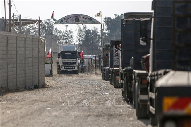 Xe tải chở hàng viện trợ di chuyển từ Ai Cập qua cửa khẩu Rafah vào Dải Gaza, ngày 21-10-2023. Ảnh: AFP/TTXVN