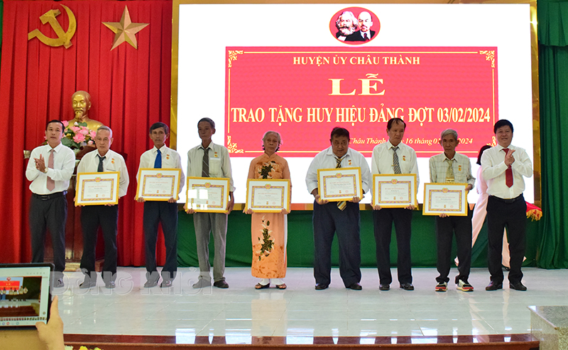 Bí thư Huyện ủy Phan Song Toàn, Phó bí thư Thường trực Huyện ủy Huỳnh Thanh Tuấn trao Huy hiệu Đảng cho các đảng viên. Ảnh: P. Tuyết.