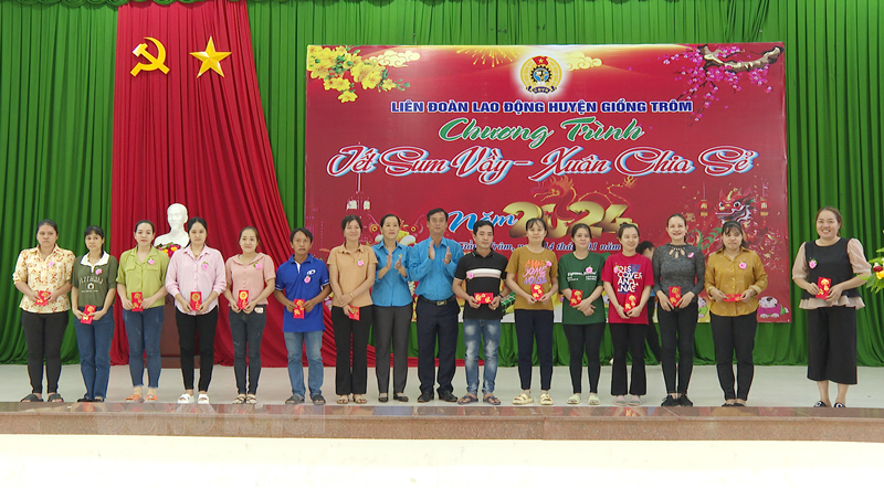 “Tết sum vầy - Xuân chia sẻ” năm 2024 Liên đoàn Lao động huyện Giồng Trôm trao quà cho đoàn viên, người lao động tại chương trình “Tết sum vầy - Xuân chia sẻ”.