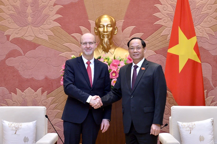 Phó chủ tịch Quốc hội Trần Quang Phương vui mừng chào đón Chủ nhiệm Ủy ban Phát triển Quỹ đất, Quản lý công và Môi trường của Thượng viện Cộng hòa Séc Zbyněk Linhart. Nguồn: Cổng Thông tin Điện tử Quốc hội Việt Nam