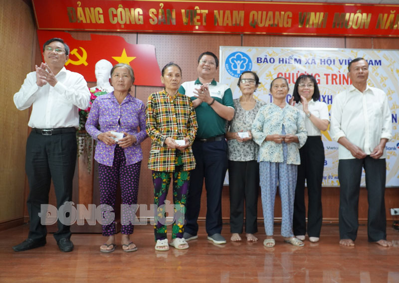 Người dân huyện Ba Tri nhận thẻ bảo hiểm y tế