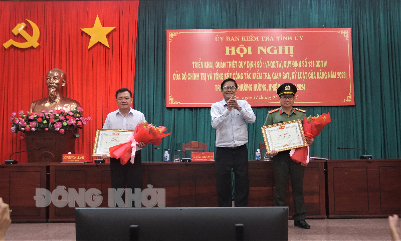 Hội nghị triển khai, quán triệt Quy định số 117-QĐ/TW, Quy định số 131-QĐ/TW của Bộ Chính trị Lãnh đạo Ủy ban Kiểm tra Tỉnh ủy trao giấy khen cho tập thể và cá nhân tiêu biểu.