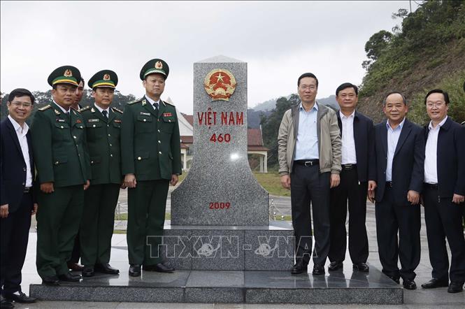 Chủ tịch nước Võ Văn Thưởng và cán bộ, chiến sỹ Đồn biên phòng cửa khẩu Thanh Thủy thăm cột mốc 460. Ảnh: Thống Nhất/TTXVN