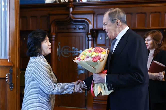 Bộ trưởng Ngoại giao Nga Sergei Lavrov (phải) và người đồng cấp Triều Tiên Choe Son Hui (trái) trong cuộc hội đàm tại thủ đô Moskva, ngày 16-1-2024. Ảnh: AFP/TTXVN