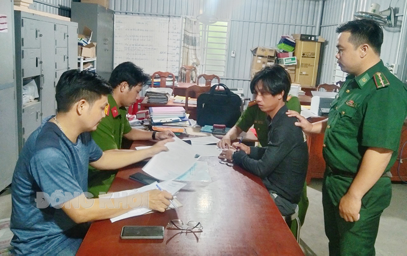 Cơ quan chức năng làm việc với đối tượng Lại Đức Tân. Ảnh: CTV.