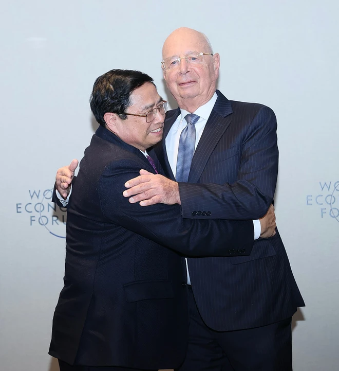 Thủ tướng Phạm Minh Chính gặp Giáo sư Klaus Schwab, Người sáng lập kiêm Chủ tịch Điều hành Diễn đàn Kinh tế Thế giới. (Ảnh: Dương Giang/TTXVN)