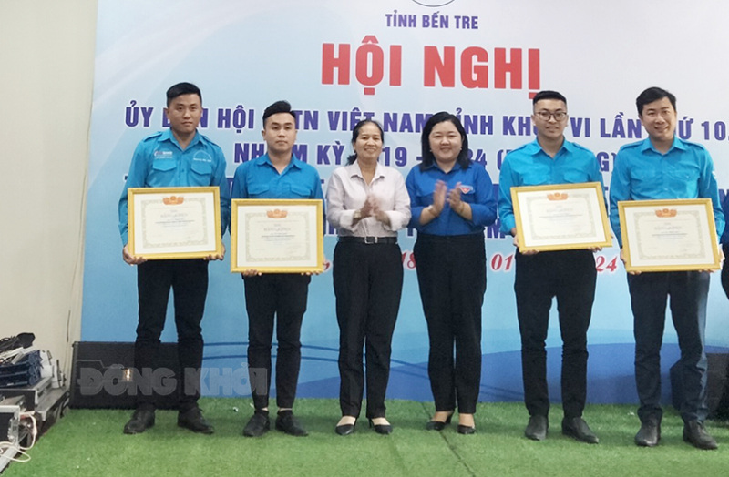 Trao bằng khen của Trung ương Hội LHTN Việt Nam cho các cá nhân có thành tích xuất sắc.
