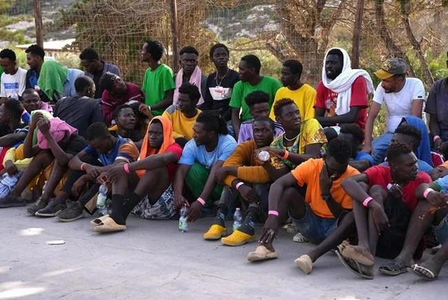 Người di cư trên đảo Lampedusa, Italy ngày 16-9-2023. (Ảnh: AFP/TTXVN)