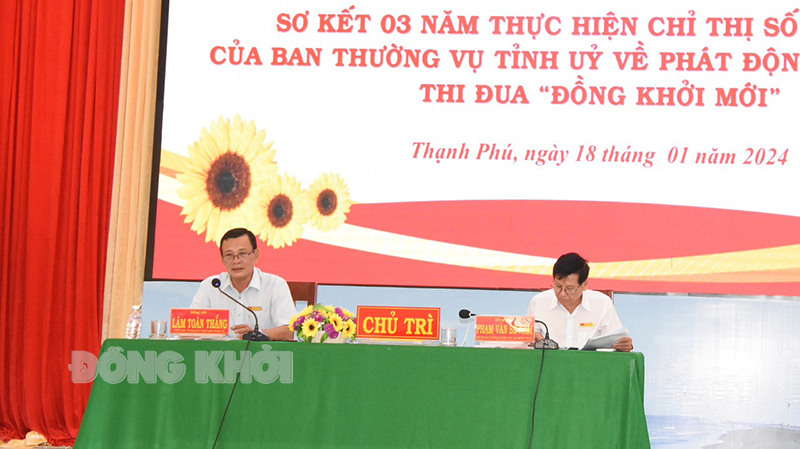 Chủ trì hội nghị.