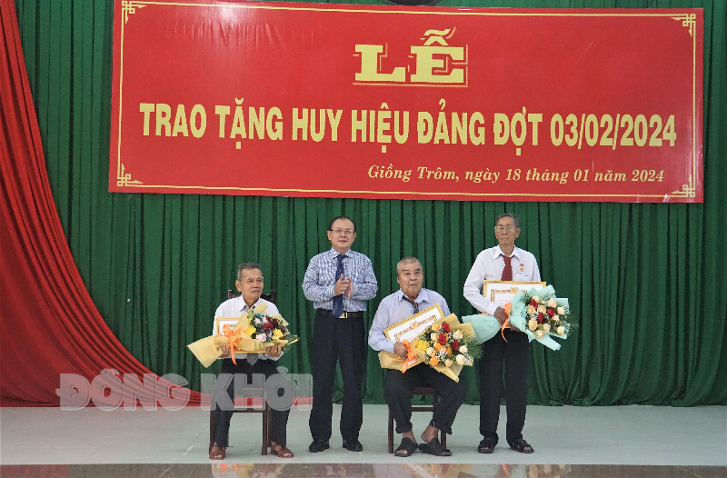 Phó chủ tịch Thường trực HĐND tỉnh Huỳnh Quang Triệu trao Huy hiệu Đảng cho các đồng chí Đảng viên 65 năm tuồi Đảng.