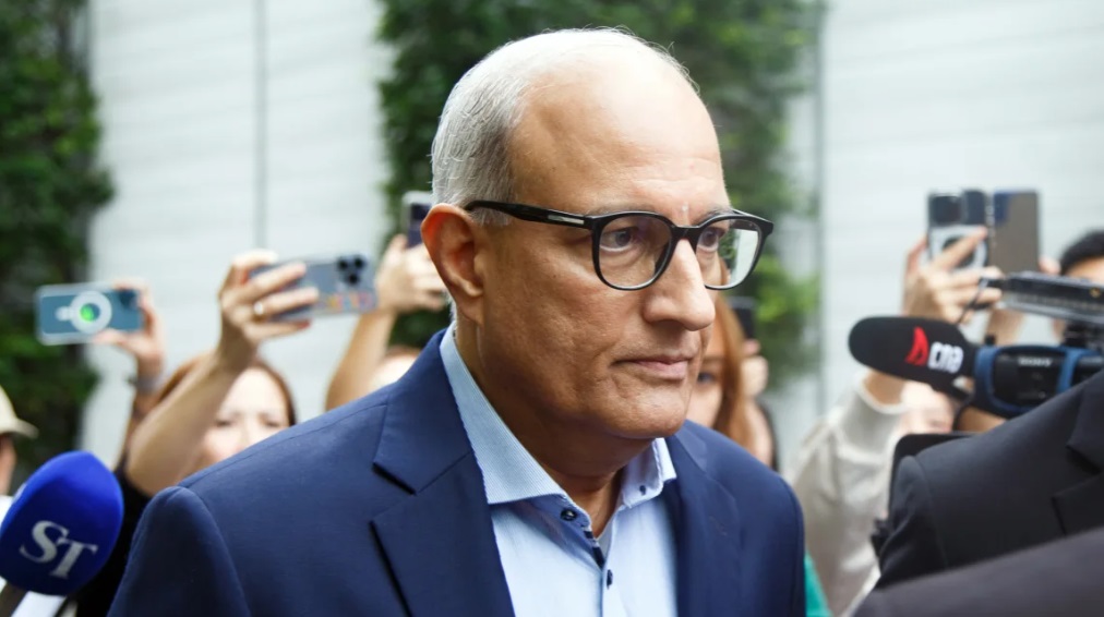 Cựu Bộ trưởng Giao thông Vận tải Singapore S. Iswaran cùng các luật sư xuất hiện tại Tòa án Sơ thẩm Singapore vào ngày 18-1-2024. Ảnh: Bloomberg